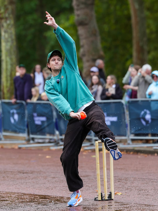 Prințul William a jucat Cricket în fața palatului, sursa-captură social media princeandprincessofwales