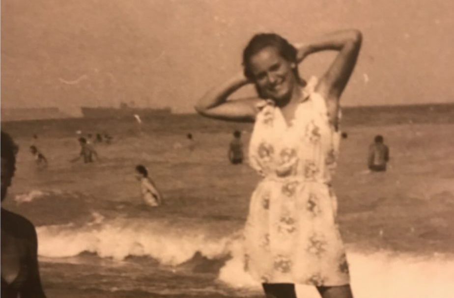 Andreea Esca, ispititoare la plajă. Prezentatoarea TV a devenit nostalgică și a făcut publică o poză de album