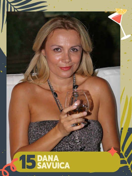 TOP 50 de vedete care ridică paharul în cinstea voastră, în costume de baie! Anna Lesko, Gina Pistol, Delia, Daniela Crudu… Cu cine ciocniți?