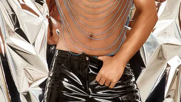 Povestea HALUCIANTĂ a vieţii unui artist celebru! A fost născut într-o ÎNCHISOARE de femei şi este GAY