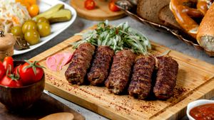 Nu e o glumă! Cât costă o porție de mici cu muștar, pâine și cartofi prăjiți la restaurantul lui Constantin Enceanu