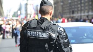 Decizie radicală în Franța! Guvernul a apelat la jandarmi pentru a impune purtarea măștii de protecție