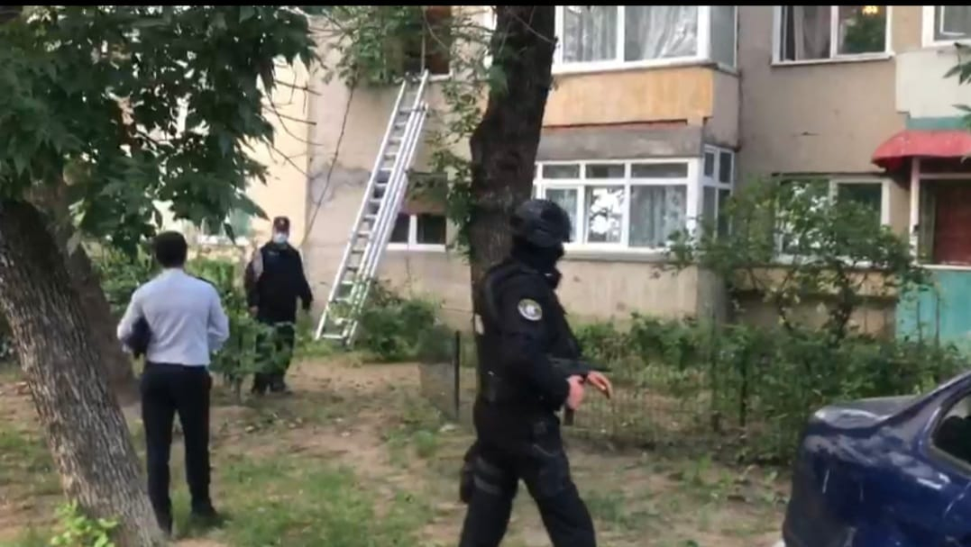 Un bărbat și-a sechestrat soacra și soția. Femeile au fost salvate de polițiștii care au intrat pe geam