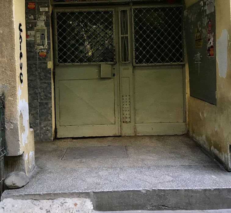 Intrarea în blocul în care locuiește nora ”șefei de la Guvern”