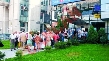 S-au grabit sa-si ia banii din banca jefuita