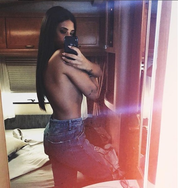 Antonia s-a pozat TOPLESS în oglindă. Avertismentul primit de la un fan după ce imaginea “a scăpat” pe Internet