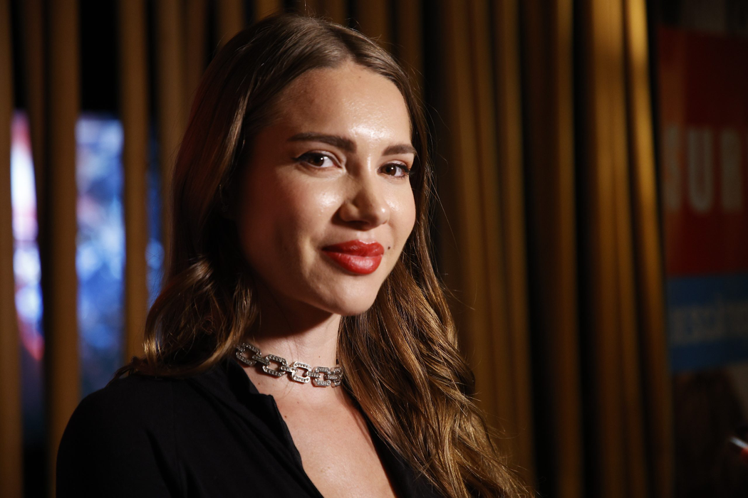 Otilia: "Dacă eu simt că are o energie care mă atrage, sau are ochii ăia care se uită așa la mine, cu dorință, trebuie să simt chestia aia, iubirea, pasiunea. Asta contează!"