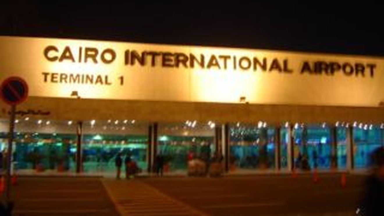 Un pasager care venea din SUA a fost arestat pe aeroportul din Cairo, dupa ce in bagajele sale au fost descoperite pistoale si arme albe!