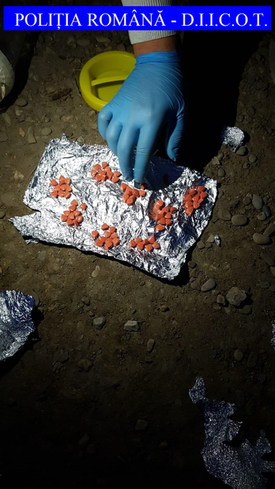 Captură de droguri de mare risc la Galați. Doi tineri, reținuți! Poliția a ridicat inclusiv bani în urma perchezițiilor