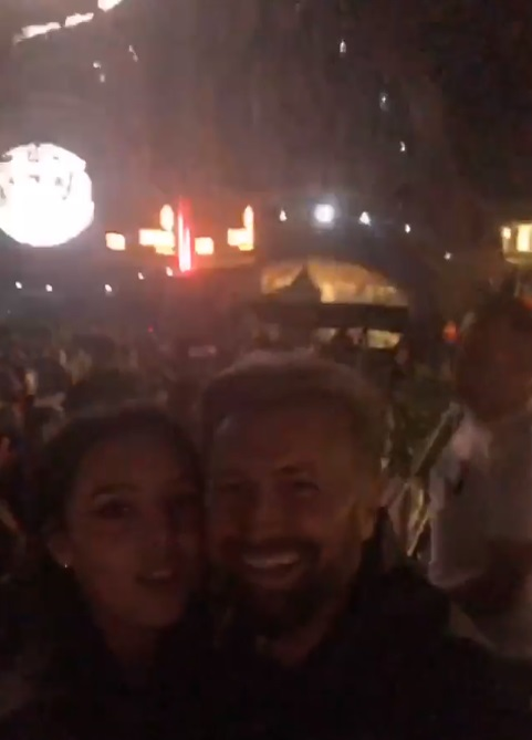 Cătălin Botezatu, sărutat cu patos de o brunetă focoasă la Untold! Imagini senzaționale din zona VIP a celebrului festival