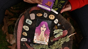 Horoscop rune azi, 10 august 2026. Zodia care va avea probleme la locul de muncă. Ai grijă la colegi!