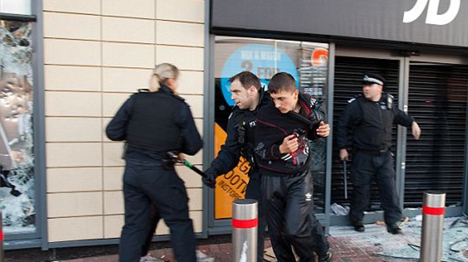Batai si jafuri la periferia Londrei! Sute de oameni au iesit in strada