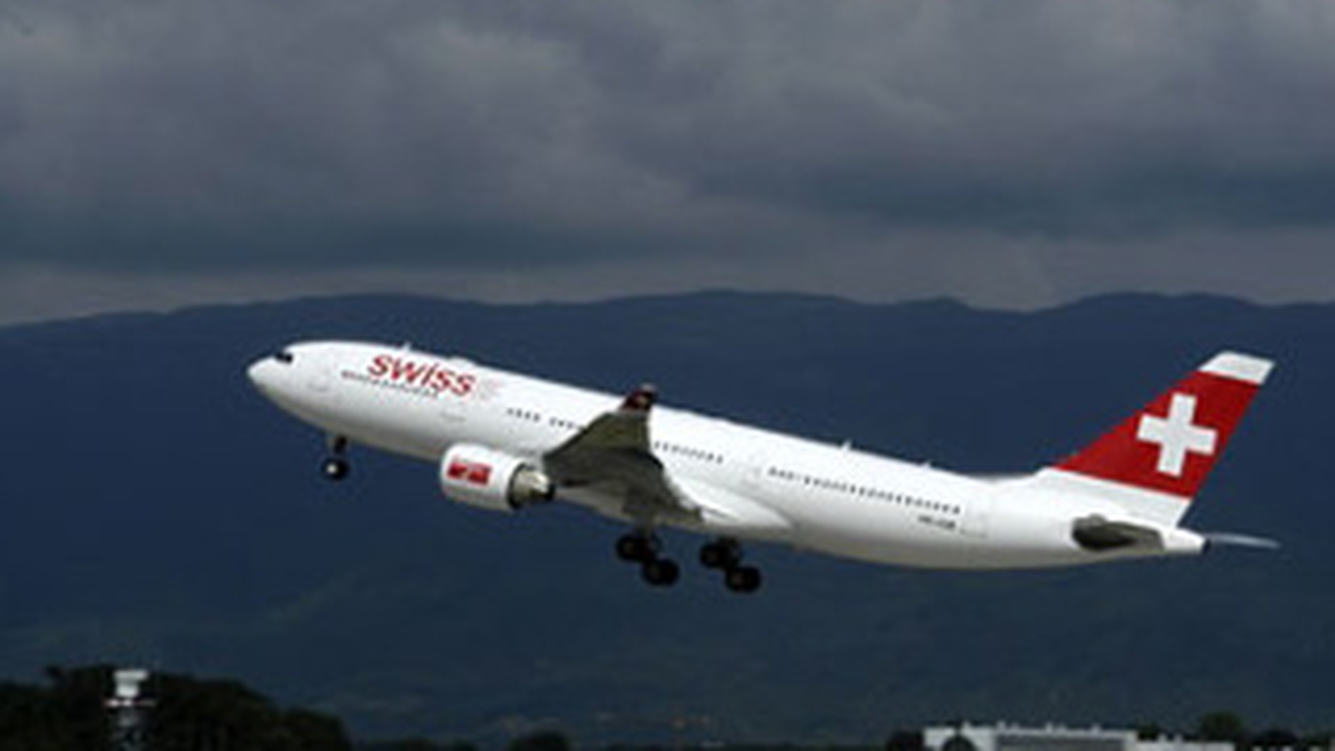 EXCLUSIV La un pas de tragedie! Avionul companiei Swiss Air care zbura de la Zurich a ratat aterizarea pe Otopeni!