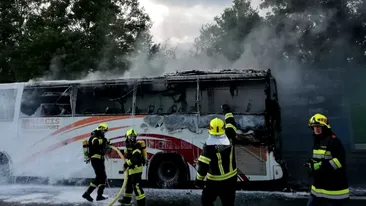 Un autocar cu 49 de români a fost mistuit de flăcări pe o autostradă din Austria
