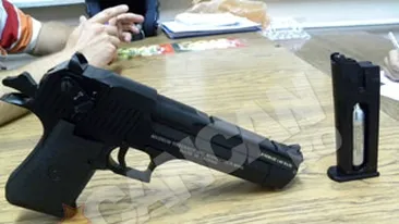 Patru barbati din Galati au tras cu pistolul cu gaze intr-o femeie, din teribilism