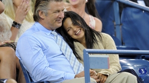 Alec Baldwin si iubita lui tinerica, pupaciosi in tribune la U.S. Open