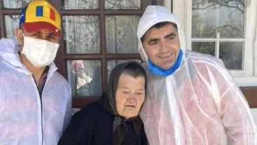 Caz inedit în Giurgiu! Un primar s-a fotografiat îmbrățișând bătrânii cărora le-a dus alimente! „Este regretabil ce a făcut”