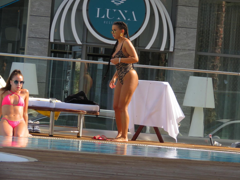 În urmă cu ceva timp, Andra Volos a "defilat" la piscină, spre deliciiul privitorilor