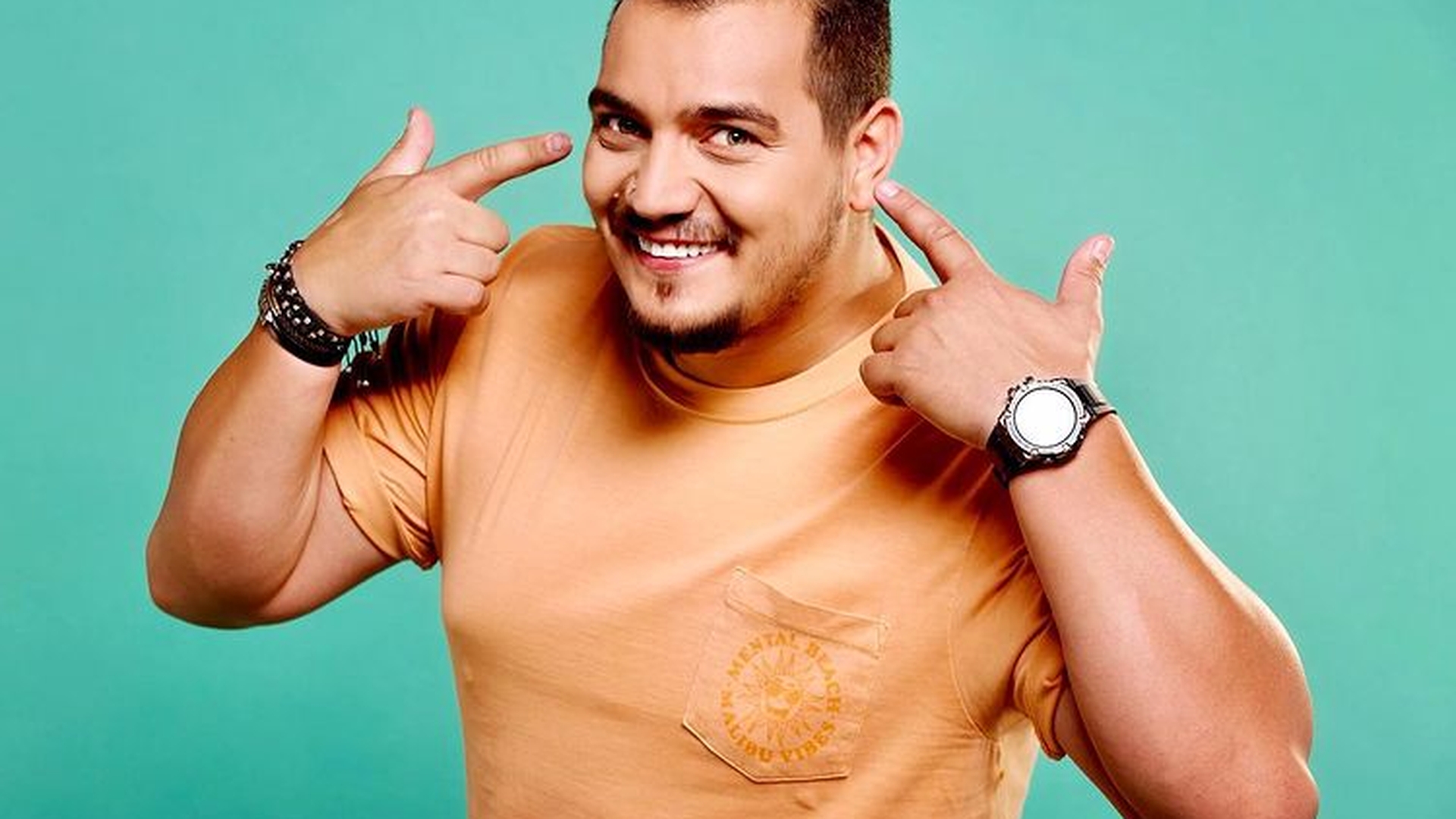 Bursucu a călcat strâmb! O cântăreață de muzică populară de la noi din țară a recunoscut că ex-prezentatorul de la Teo Show i-a făcut avansuri. Cum a reacționat soțul artistei: ”Lasă, că mă întâlnesc eu cu el”