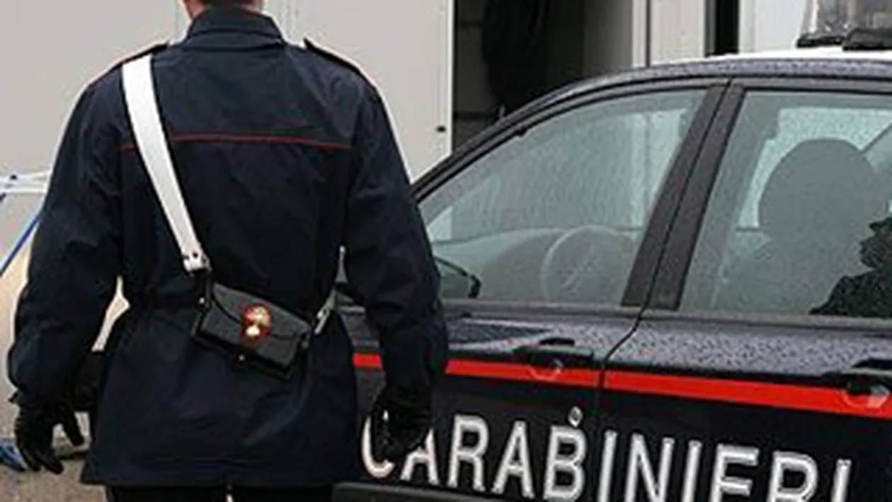 Trei romani deghizati in politisti italieni, surprinsi, la Roma, jefuind o turista din SUA