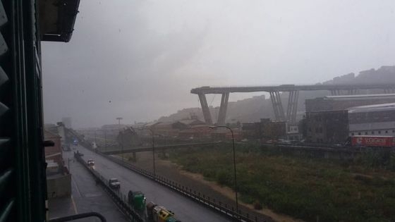 Imagini terifiante! Un pod rutier s-a prăbușit de la o înălţime de 100 m, în apropiere de oraşul Genova! Cel puțin 35 de persoane au murit