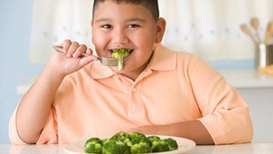 Are opt ani si 100 de kilograme! Autoritatile din SUA au luat copilul obez al unei familii si au decis sa-l puna in plasament!