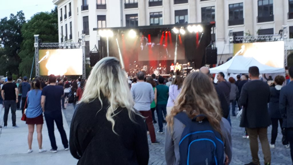 Smiley, părăsit de fani! A cântat în fața a doar câțiva spectatori, deși intrarea a fost liberă