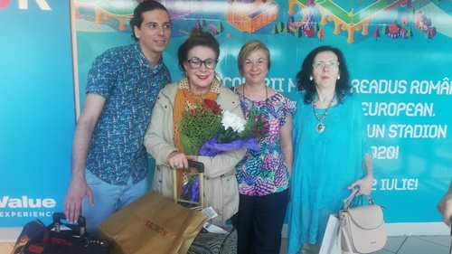Sora Thaliei a aterizat la București! A așteptat-o la aeroport prietenul ei cel mai bun GALERIE FOTO ȘI VIDEO