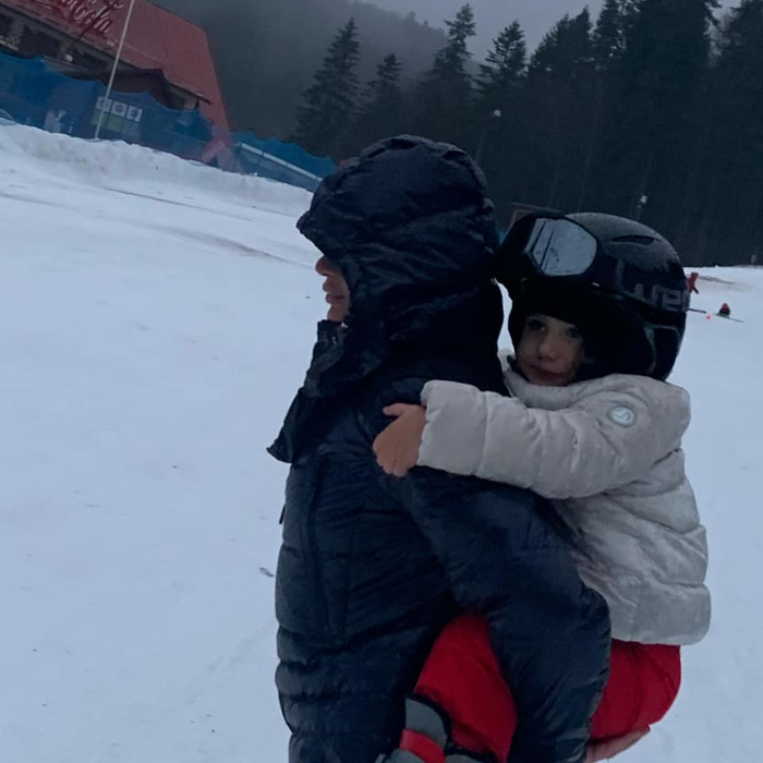 Elena Băsescu a ”evadat” cu micuții ei la munte! Imaginile bucuriei pe pârtie