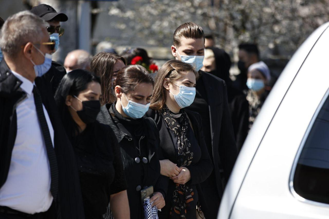 Membrii cortegiului funerar au respectat pe tot parcursul regulile sanitare, date de autorități ( foto CANCAN)