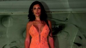 Luciu nu este singura care arata impecabil, desi a nascut de mai multe ori. Un model de 27 de ani cu trei copii ii calca pe urme