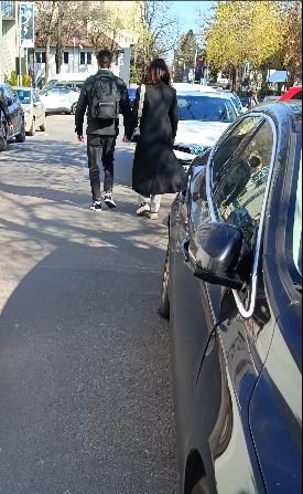 Sore și iubi au făcut slalom printre mașini