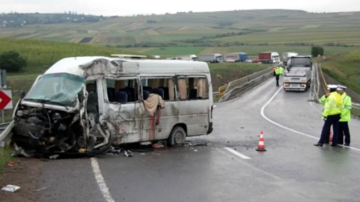 Doi răniţi, după ce un microbuz din România s-a răsturnat pe o autostradă din Germania - presă