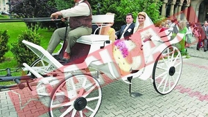 Nora Balanica s-a plimbat cu o caleasca prin Bucuresti