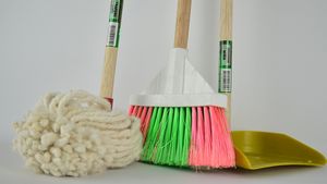 Ce salariu are o femeie de serviciu, de la un bloc din Bragadiru? Câţi lei ia pentru a face curăţenie pe o singură scară