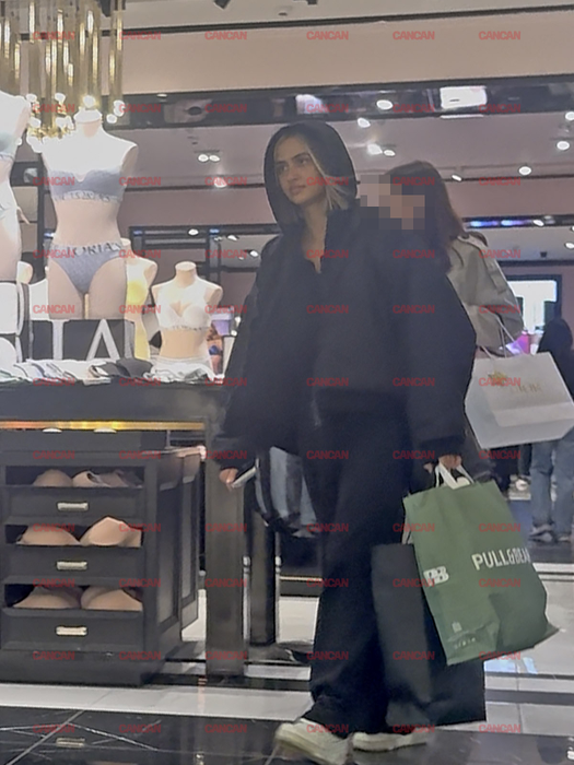 Iuliana Beregoi a fost asaltată de fani în mall