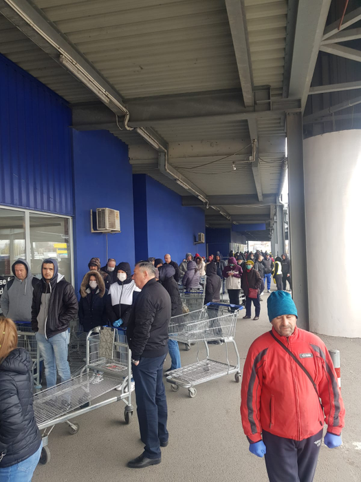 Românii au luat cu asalt supermarket-urile, în ciuda avertismentelor. Stau la cozi infernale așteptând să intre pentru a-și face provizii
