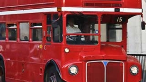 INCREDIBIL! Un sofer de autobuz a oprit un autobuz cu pasageri in plin trafic, pentru a se ruga