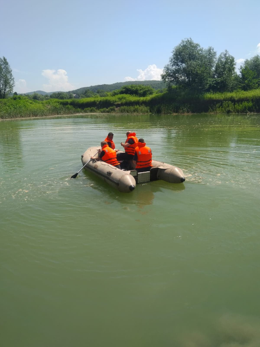 Pompierii l-au căutat pe copil cu o barcă pneumatică