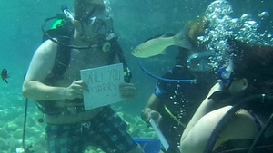 A fost la un pas de MOARTE! Ce s-a intamplat dupa ce si-a cerut in CASATORIE iubita, in timp ce faceau scuba diving!