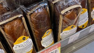 Nu e o eroare! Cu câți lei se vinde un cozonac în supermarketurile Carrefour din România: "S-a rupt prețul"