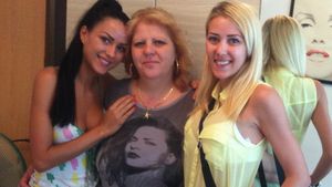 Mama DANIELEI CRUDU a luat-o pe urmele celor două fiice! Cum arată după ce s-a "tunat" la medicul estetician