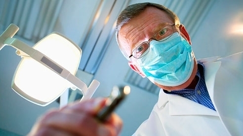 Unui buzoian dentistul i-a scapat pe gat un ac cu care ii obtura un canal dentar