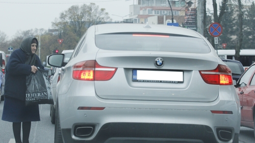Inna nu-si arunca banii pe cersetori! A ignorat complet o batrana care voia un leu!