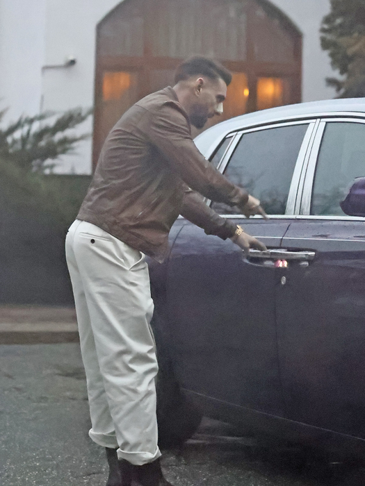 E îmbrăcat mai elegant decât de obicei