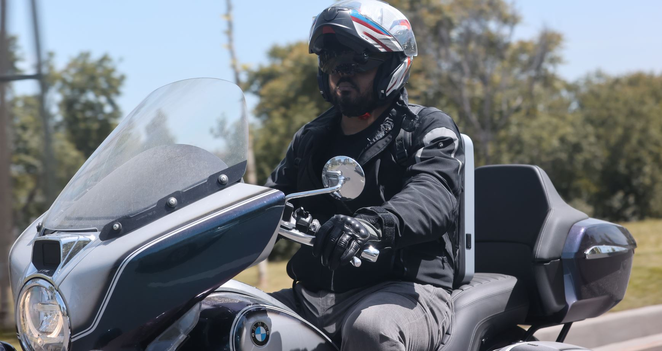 Cabral, pe motocicletă, în zona Pantelimon (Foto: CANCAN.RO)