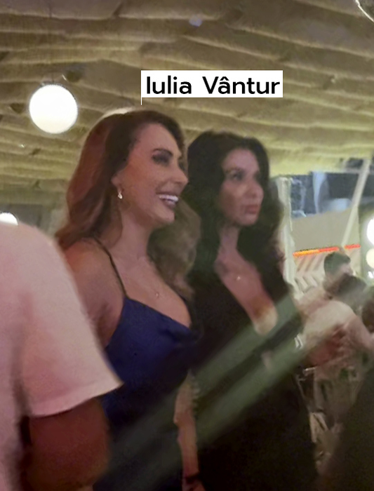 Iulia Vântur a petrecut în club, alături de o bună prietenă