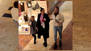 Cum am filmat-o pe Andra în forfota din mall. Soția lui Măruță a ieșit cu “bodyguarzii” la shopping