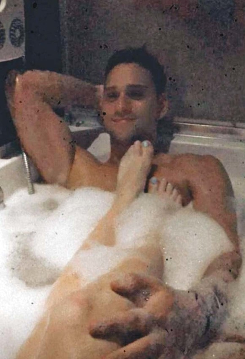 Cristina Ciobănaşu şi Vlad Gherman, goi în cada plină cu spumă! Fotografia care a șocat internetul