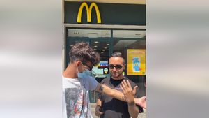 A devenit celebru cu tatuajul făcut după ce s-a vaccinat anti-Covid VIDEO